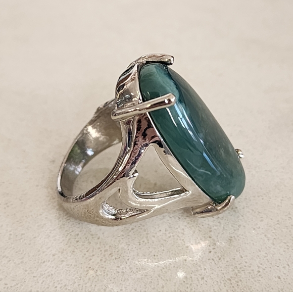 Elegant Green Stone Silver Cocktail Statement Ring Size 7.5 - Picture 2 of 5